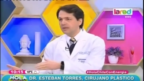 El Dr. Esteban Torres en entrevista matutina del programa 'Hola Chile' en La Red, discutiendo innovaciones en cirugía plás...