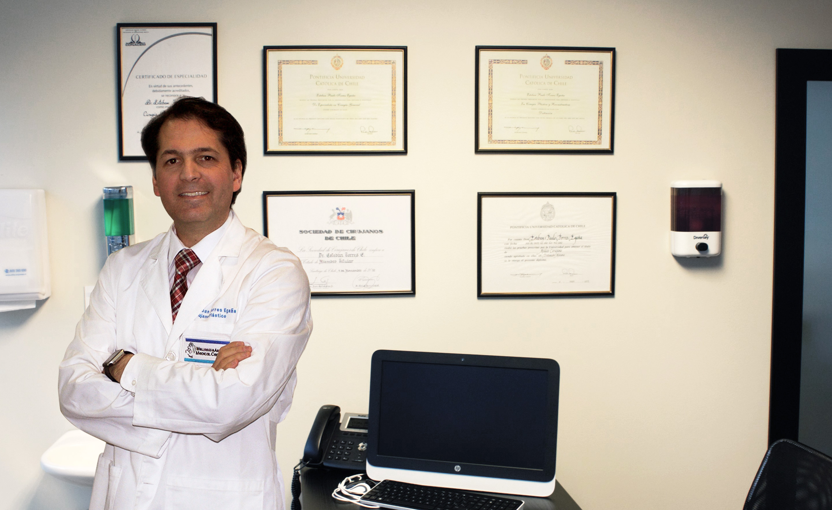 Estudios & Cursos de Perfeccionamiento - Dr. Esteban Torres Cirujano Plástico Acreditado