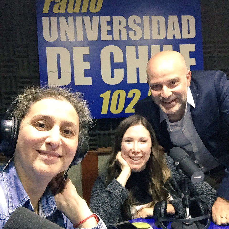 Dr. Esteban Torres discutiendo cirugía plástica masculina en Radio Universidad de Chile.