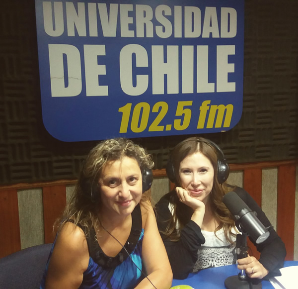 Dr. Esteban Torres discutiendo temas de cirugía estética en Radio Universidad de Chile, Programa Bebé al Día.