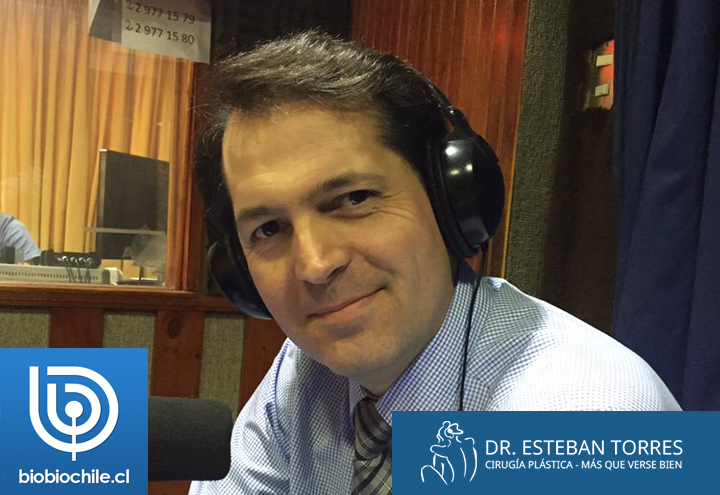 Dr. Esteban Torres en entrevista en Radio Bío-Bío, Santiago, destacando su experiencia en cirugía plástica.