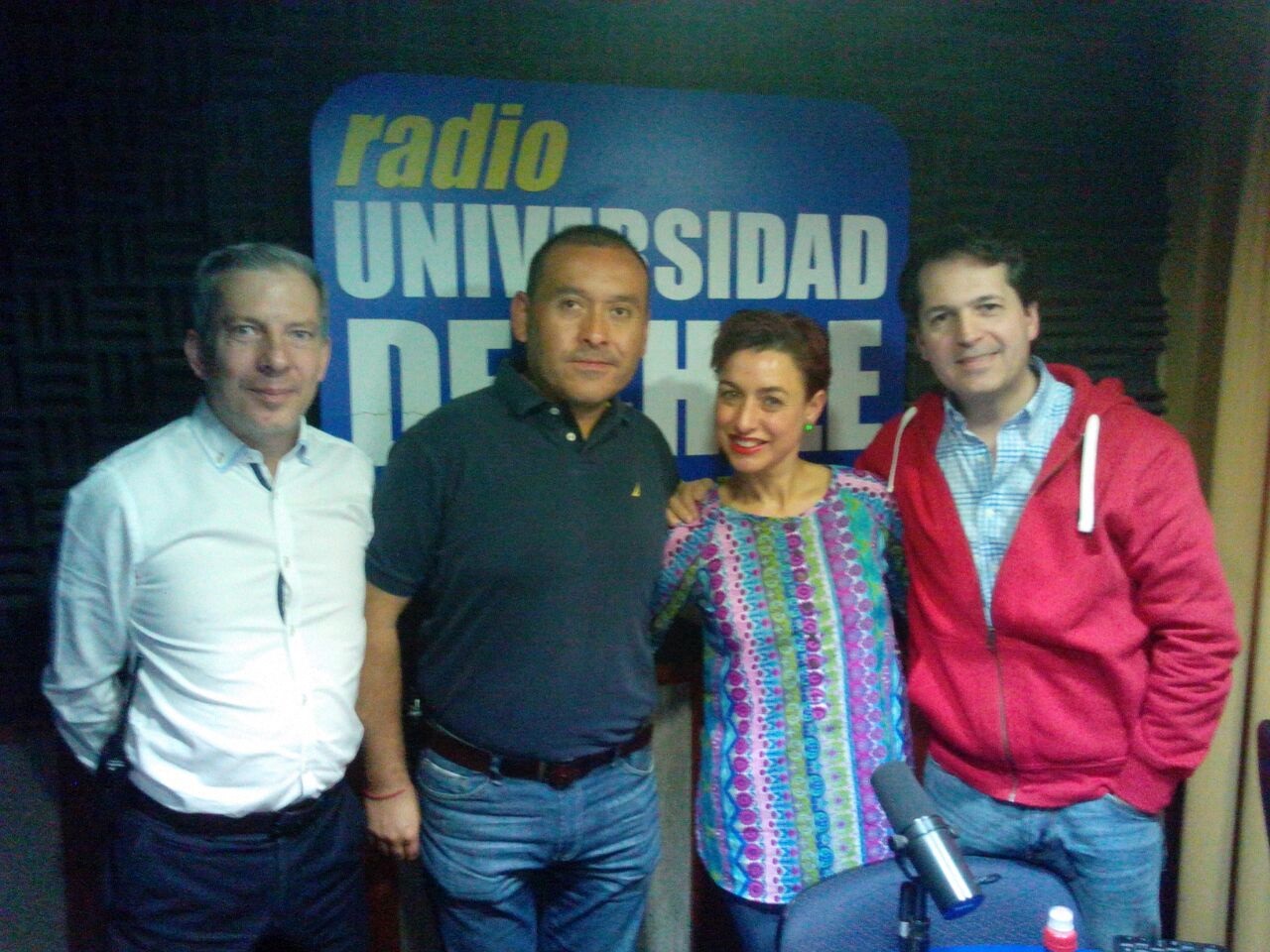 Dr. Esteban Torres discutiendo tratamientos para quemaduras por fuego en "Entre Tú y Yo", Santiago.