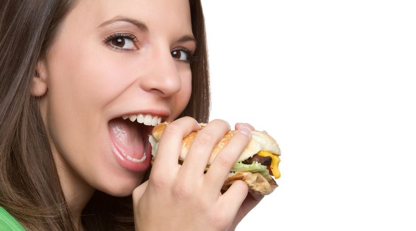 Hombre disfrutando de una comida saludable post-liposucción, enfatizando la guía del Dr. Esteban Torres | Cirujano Plástic...