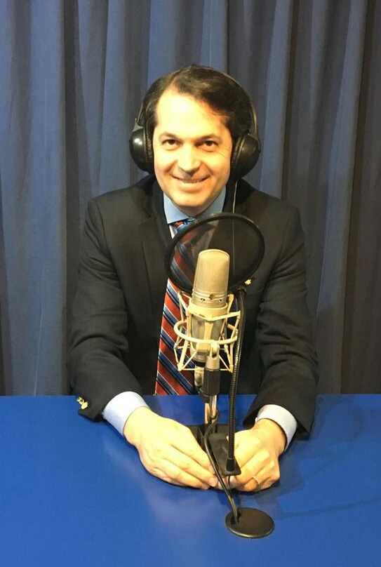 Dr. Esteban Torres, Cirujano Plástico en Santiago, en el programa "Bebé al Día" discutiendo avances médicos.