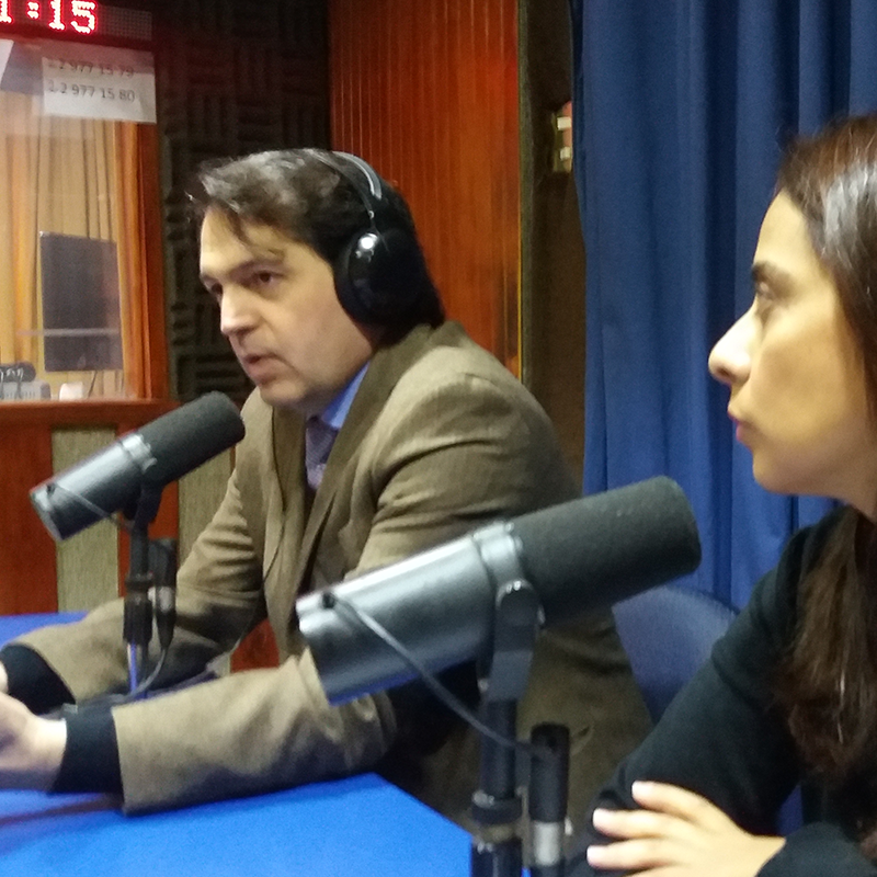 Dr. Esteban Torres y Abogado Gonzalo González discuten sobre bullying escolar en conferencia, Cirujano Plástico Santiago.