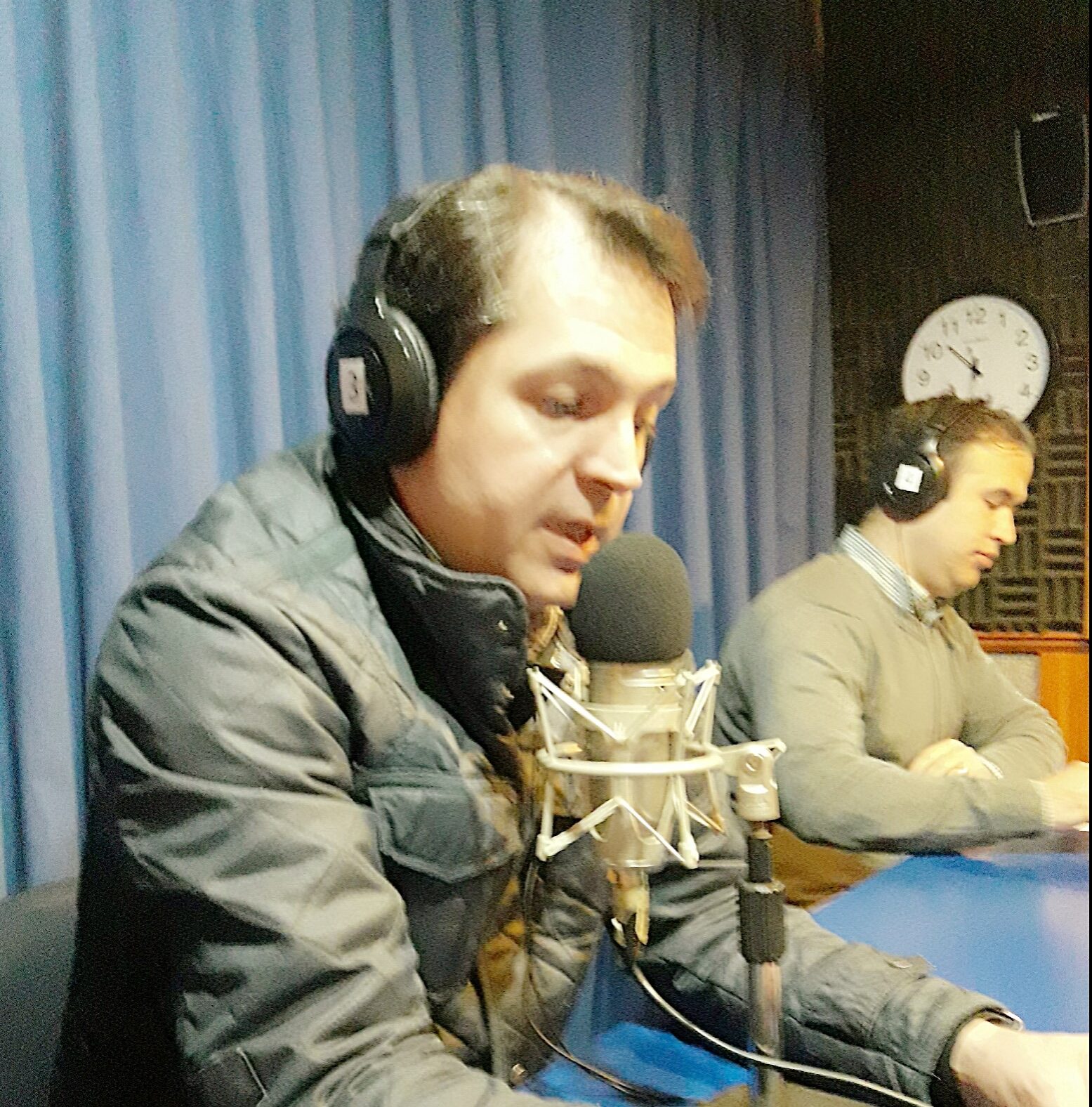 Dr. Esteban Torres discutiendo sobre la Fundación Mujer 2.0 en una entrevista radial en Santiago.