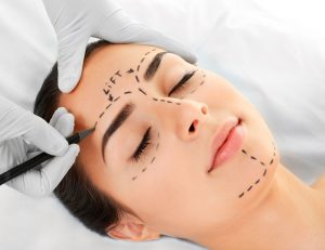 Dr. Esteban Torres, cirujano plástico en Santiago, ofrece consejos expertos para elegir un cirujano cualificado.