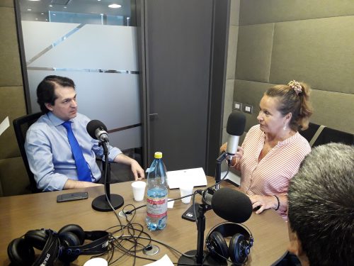Dr. Esteban Torres discutiendo la importancia de la relación médico-paciente en los Años Dorados, Santiago.