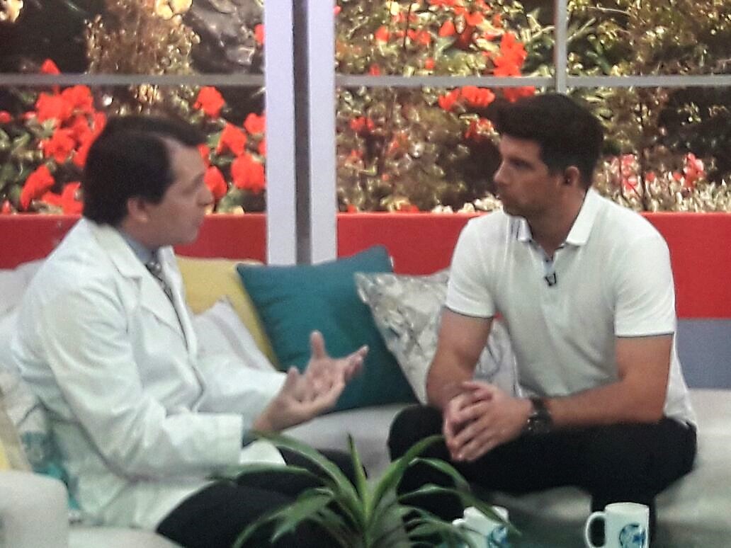 Dr. Esteban Torres discute tratamientos de quemaduras en el programa 'Sabores'. Cirujano Plástico Santiago.