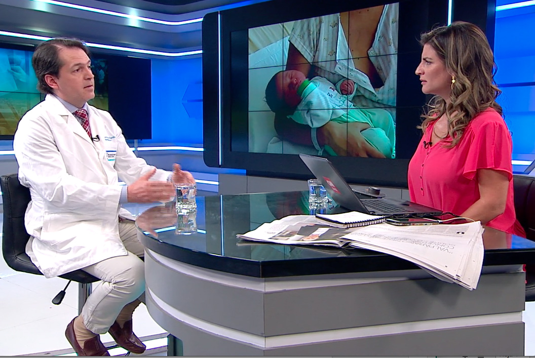 Dr. Esteban Torres siendo entrevistado en CNN sobre la Fundación Mujer 2.0 | Cirujano Plástico Santiago.