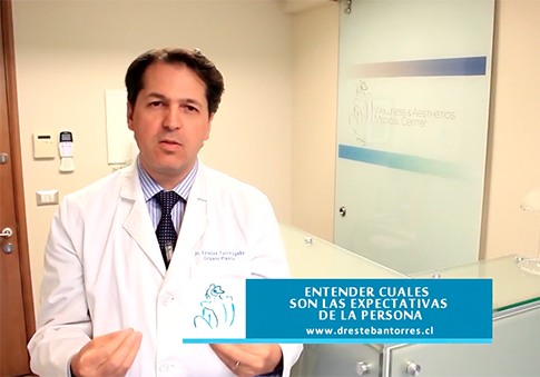 Dr. Esteban Torres en consulta, ofreciendo atención en cirugía plástica. Experto en resultados estéticos naturales.