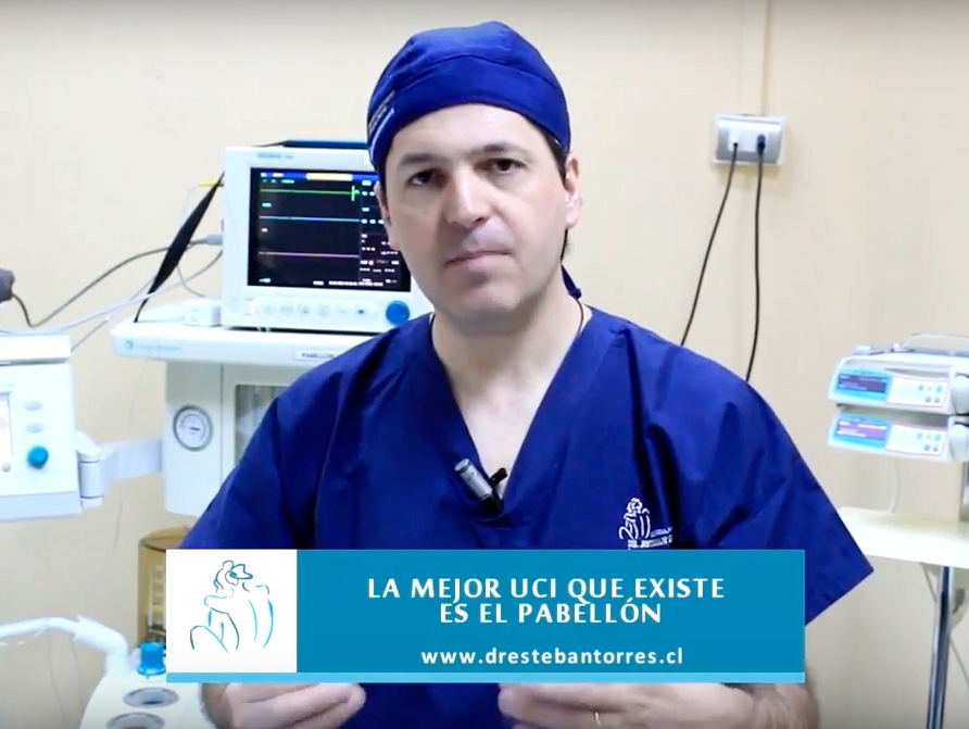 Dr. Esteban Torres, Cirujano Plástico en Santiago, en Avenida Salud, protagonizando cápsula informativa en su consultorio.