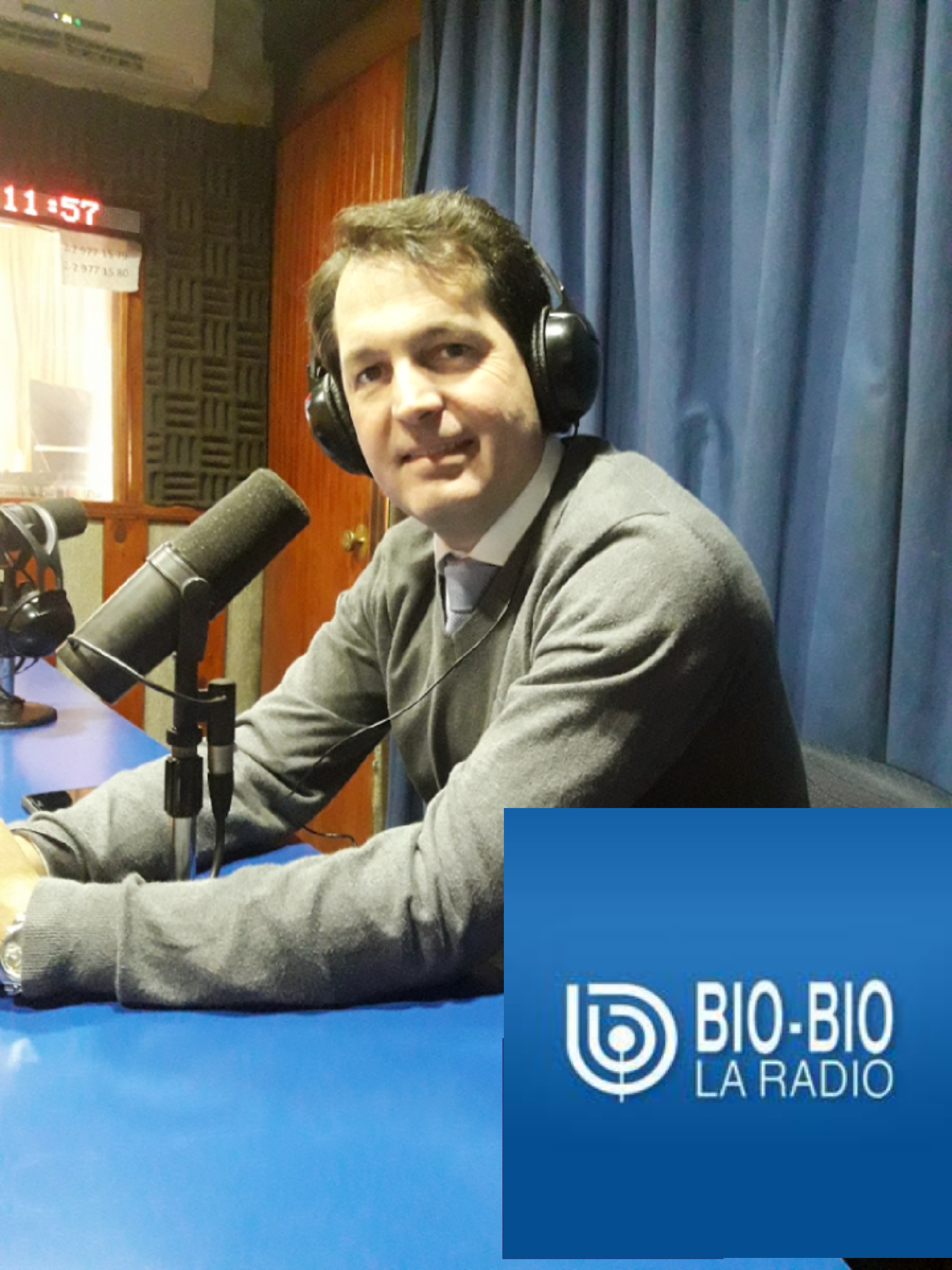 Dr. Esteban Torres discutiendo sobre la Fundación Mujer 2.0 en una semana en la radio. Cirujano Plástico Santiago.