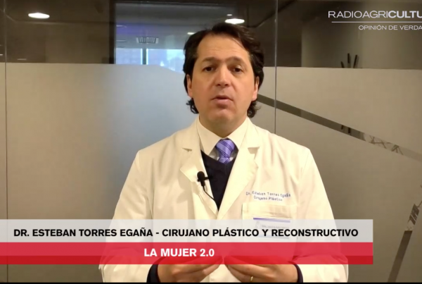 Imagen del Dr. Esteban Torres discutiendo tendencias en cirugía plástica en su videocolumna para Radio Agricultura.