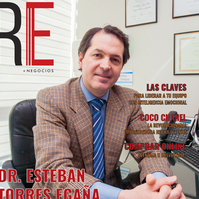 Dr. Esteban Torres durante entrevista en revista Emprende, destacando como cirujano plástico en Santiago.