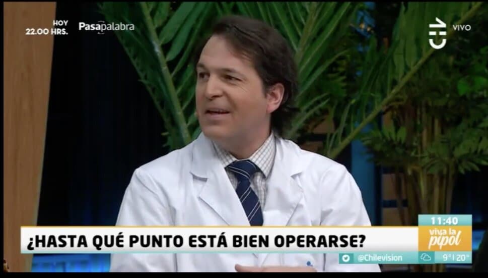 Dr. Esteban Torres en panel de TV sobre cirugías plásticas, compartiendo conocimientos en CHV.