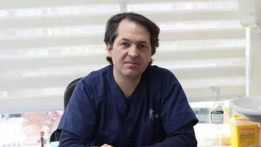 Dr. Esteban Torres discutiendo sobre los riesgos en cirugía estética en su clínica de Santiago.