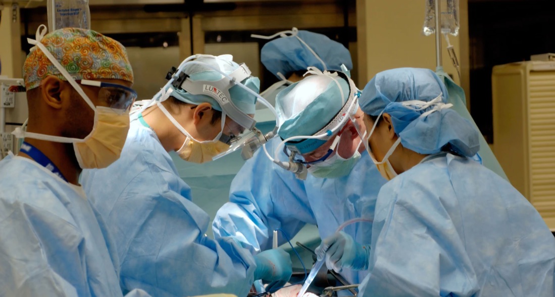 cirujanos en procedimiento quirurgico