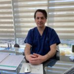 Dr. Esteban Torres dialogando en Portal de Melipilla sobre riesgos y prevención de COVID-19.