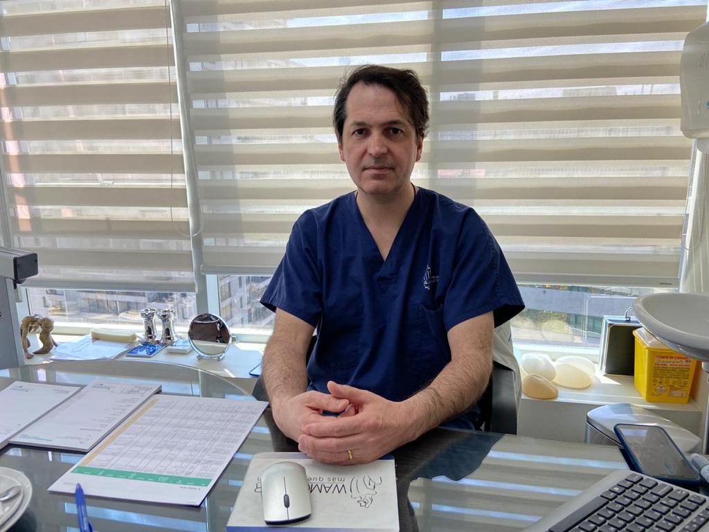 Dr. Esteban Torres dialogando en Portal de Melipilla sobre riesgos y prevención de COVID-19.